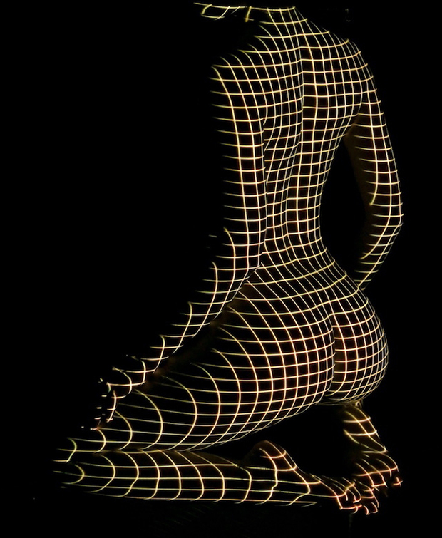 Light Patterns Projected on Women Naked Bodies - Fubiz Media